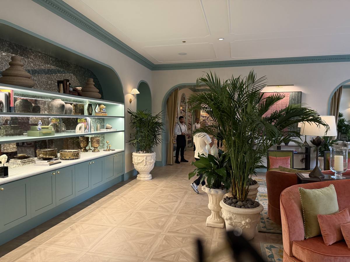 Built-in de vitrina con cerámica y objetos curados en verde salvia