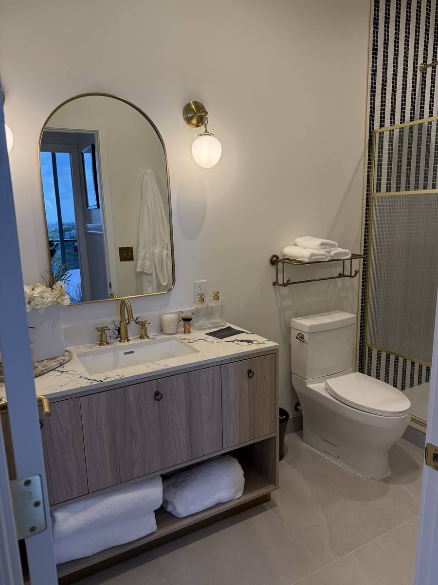 Baño principal con bañera, ducha independiente y acabados de mármol — NoMad Wynwood