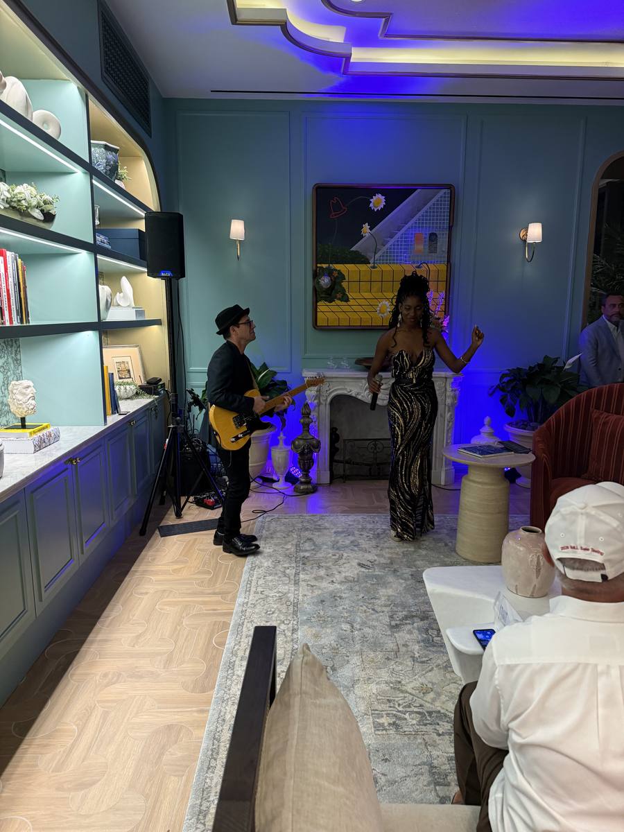 Músicos en vivo tocando guitarra durante el soft opening de NoMad Wynwood