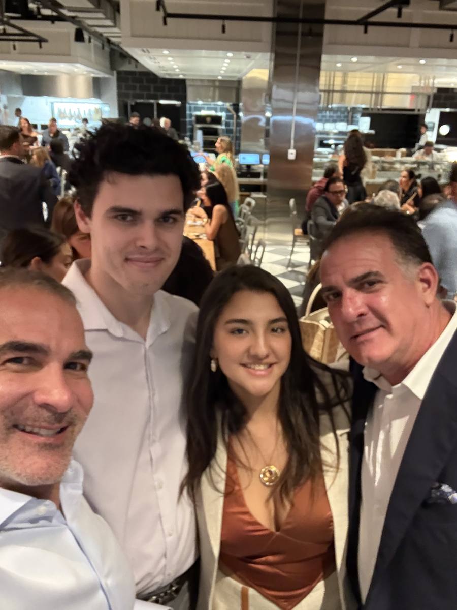 Alfredo Vizcarrondo en el soft opening de NoMad Wynwood con invitados